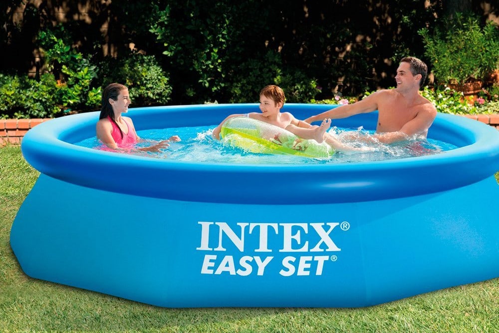 Familie im Swimmingpool
